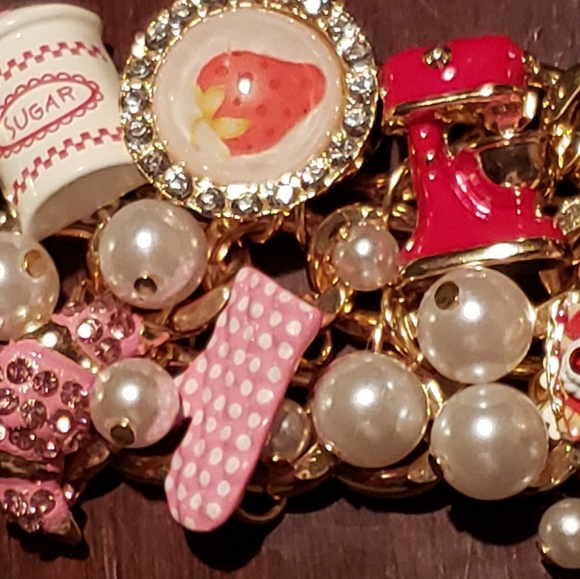 Betsey Johnson Babycakes Cluster Gold Tone Bracelet in Reds, Pinks and White. - Picture 7 of 9